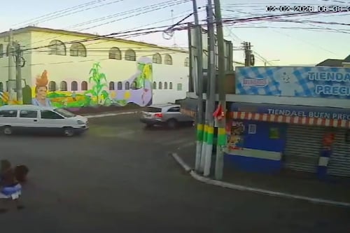 VIDEO. Mujer es atropellada cuando intentaba cruzar la calle en San Miguel Petapa