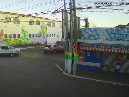 VIDEO. Mujer es atropellada cuando intentaba cruzar la calle en San Miguel Petapa