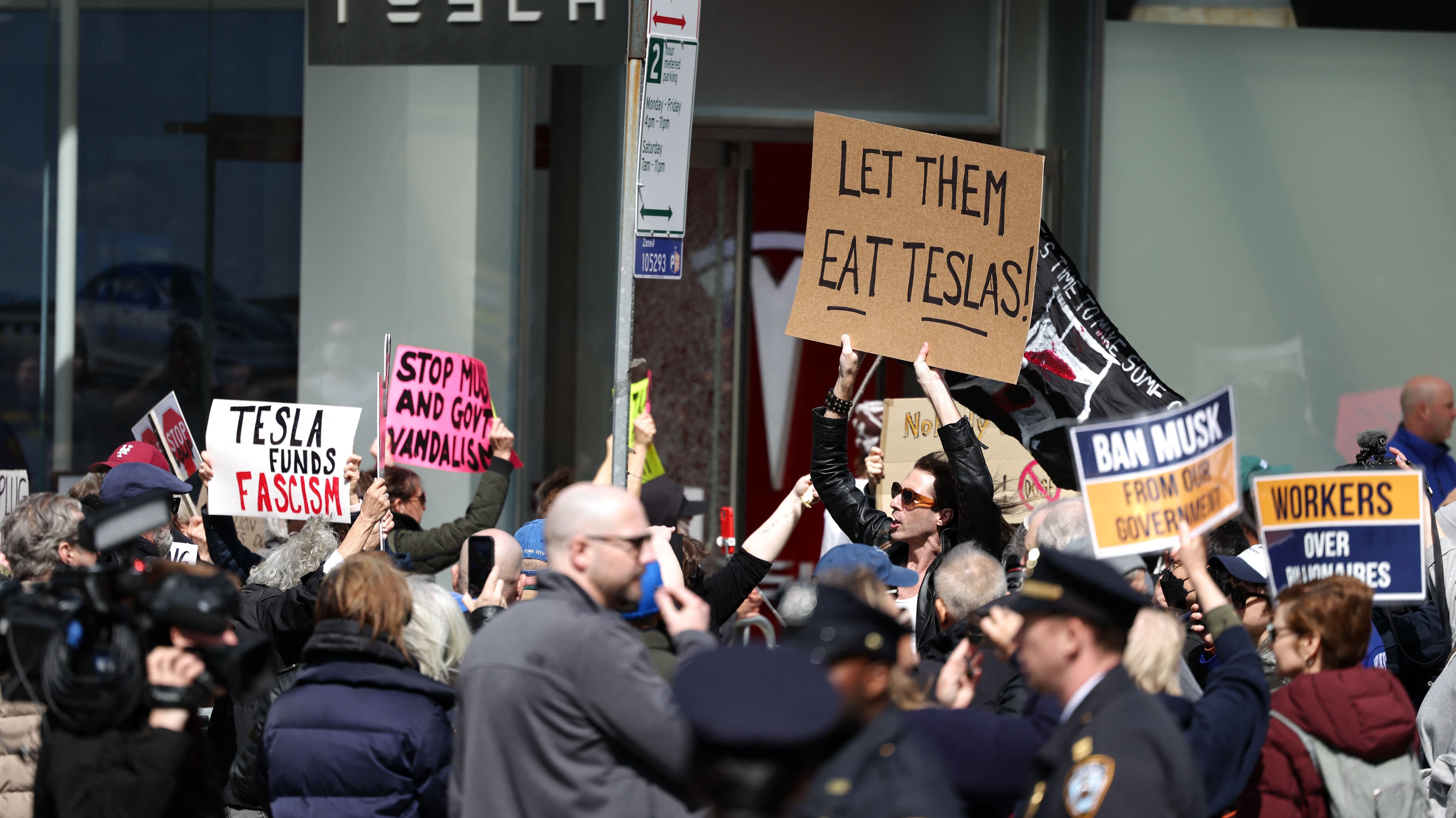 Reportan manifestaciones globales contra Elon Musk