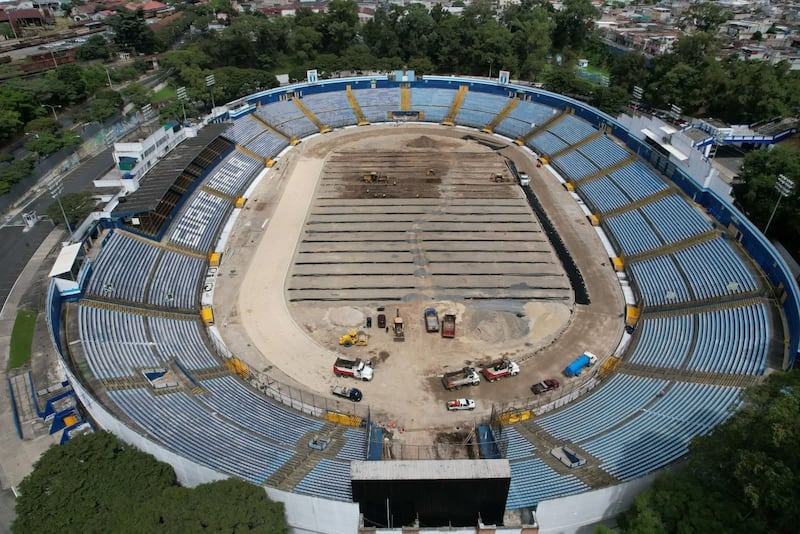 Remodelación de la gramilla y la pista en el Estadio Doroteo Guamuch Flores.