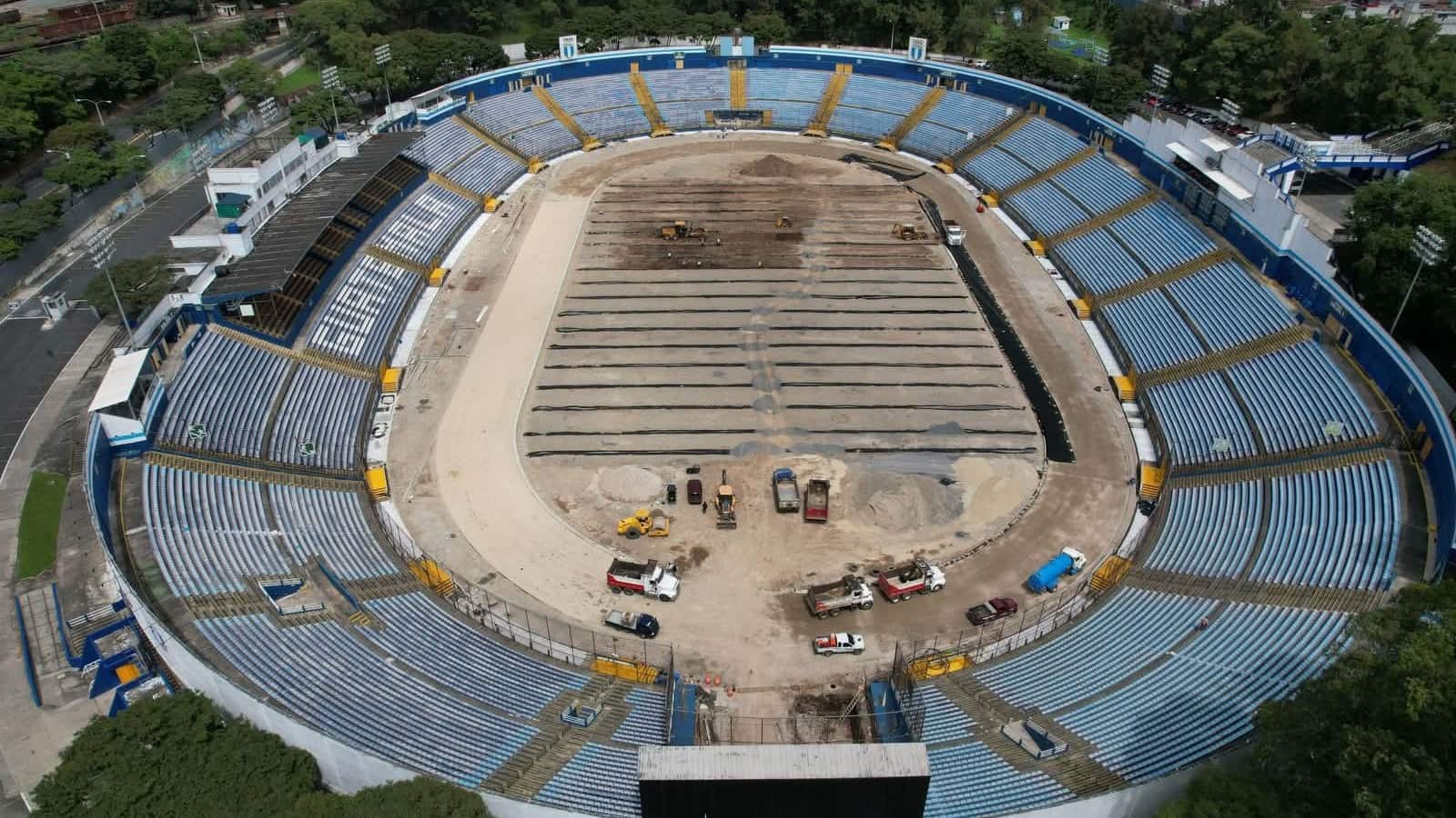 Remodelación de la gramilla y la pista en el Estadio Doroteo Guamuch Flores.