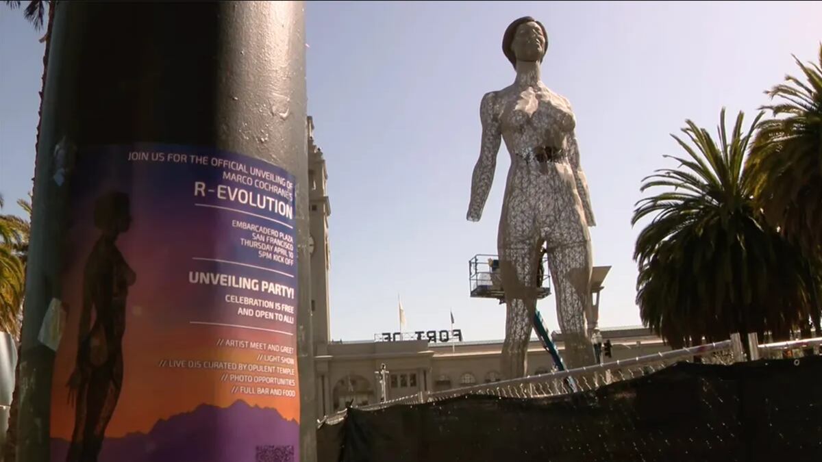 VIDEO. Colocan la estatua de una mujer desnuda en San Francisco