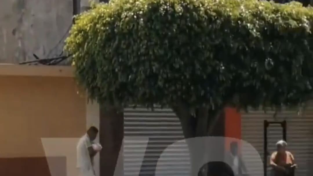 Hombre en estado de ebriedad camina con bebé en brazos.