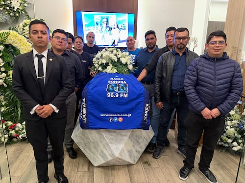 Así son las honras fúnebres de Arnulfo Agustín Guzmán, director de Radio Sonora
