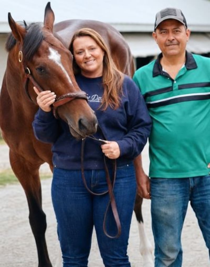 El caballo ‘Golden Tempo’  tiene como cuidador al guatemalteco José Hernández.