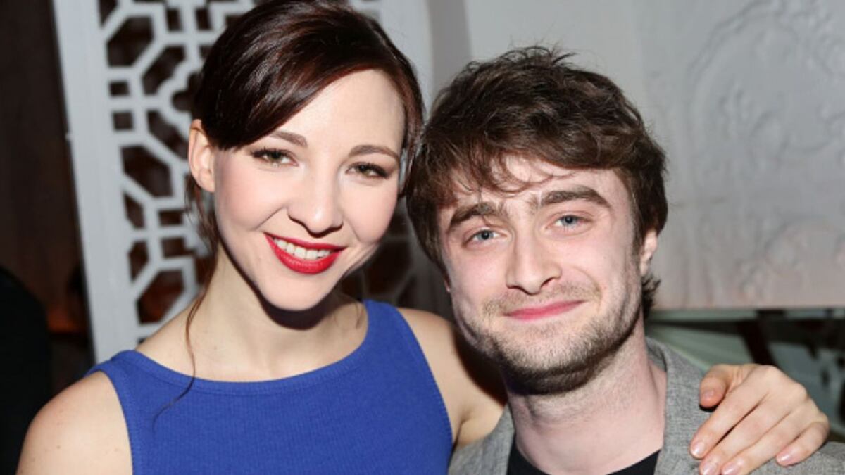 "Parecen madre e hijo": Daniel Radcliffe reaparece con su esposa mayor y reciben crueles burlas en redes