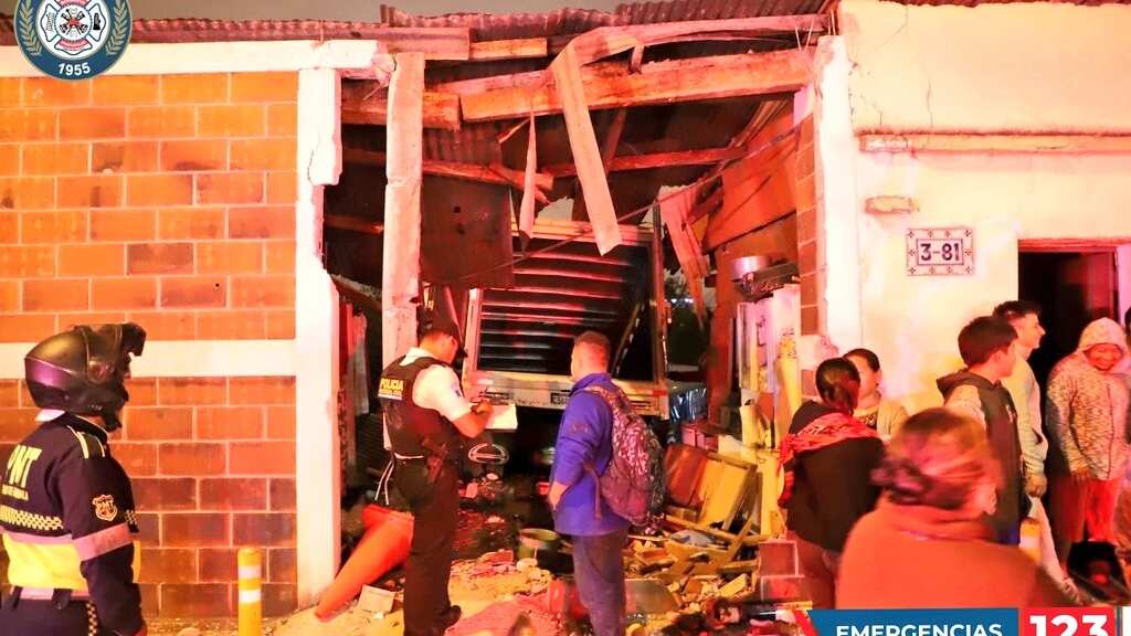 Camión se empotra en una vivienda en zona 1