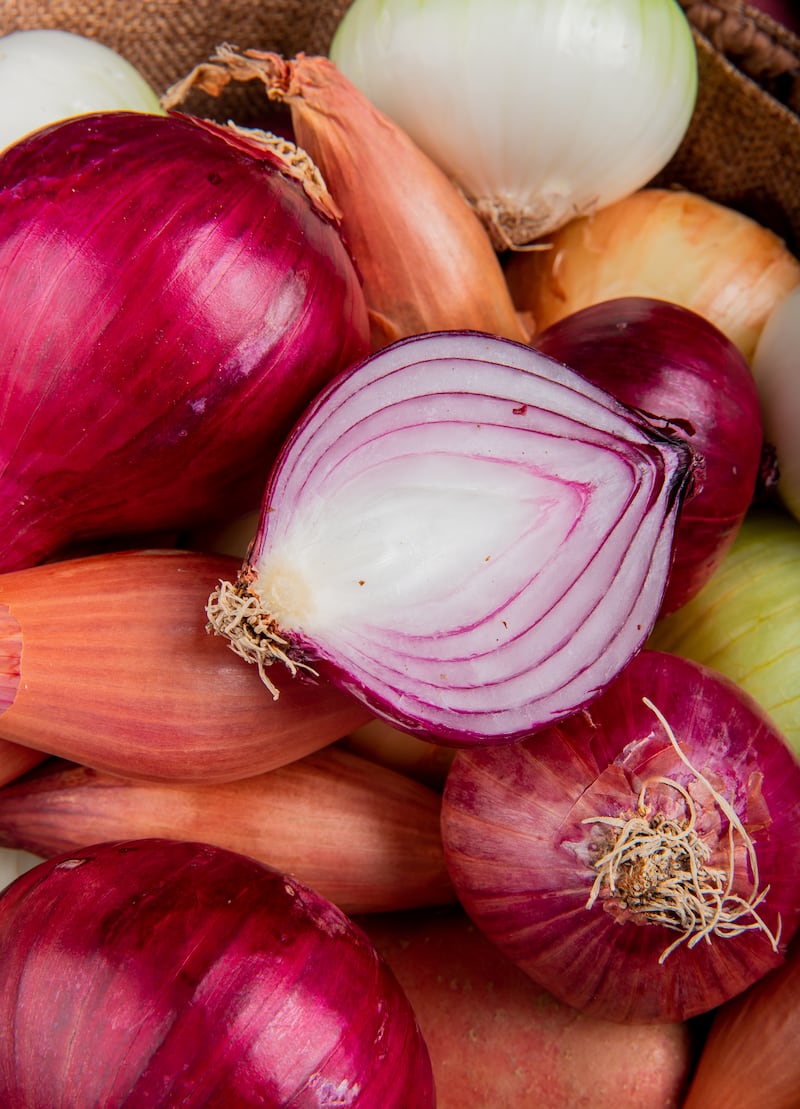 La cebolla es un auténtico tesoro nutritivo y un imprescindible de nuestra gastronomía, y entre sus capas esconde numerosas propiedades nutritivas y medicinales. Foto: Magnific.