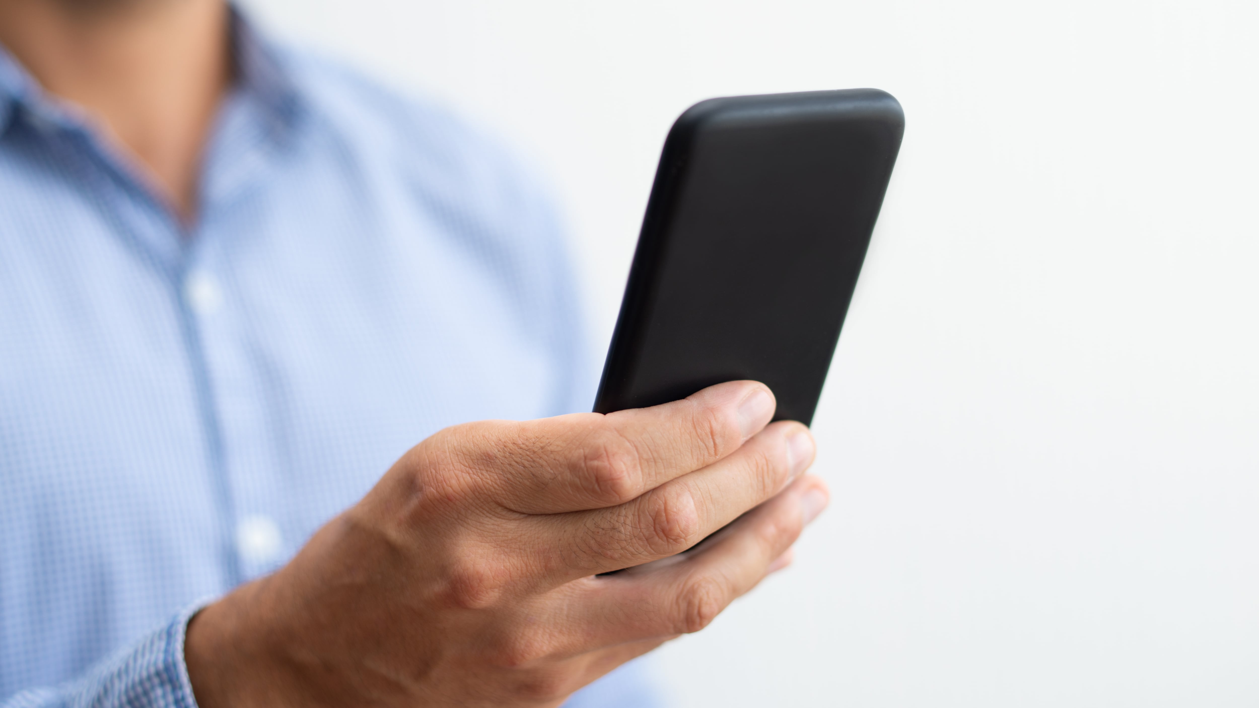 Para lograr que tu teléfono celular consuma menos batería, es importante identificar los factores que afectan su duración y realizar ajustes que optimicen su rendimiento. Foto: Magnific.