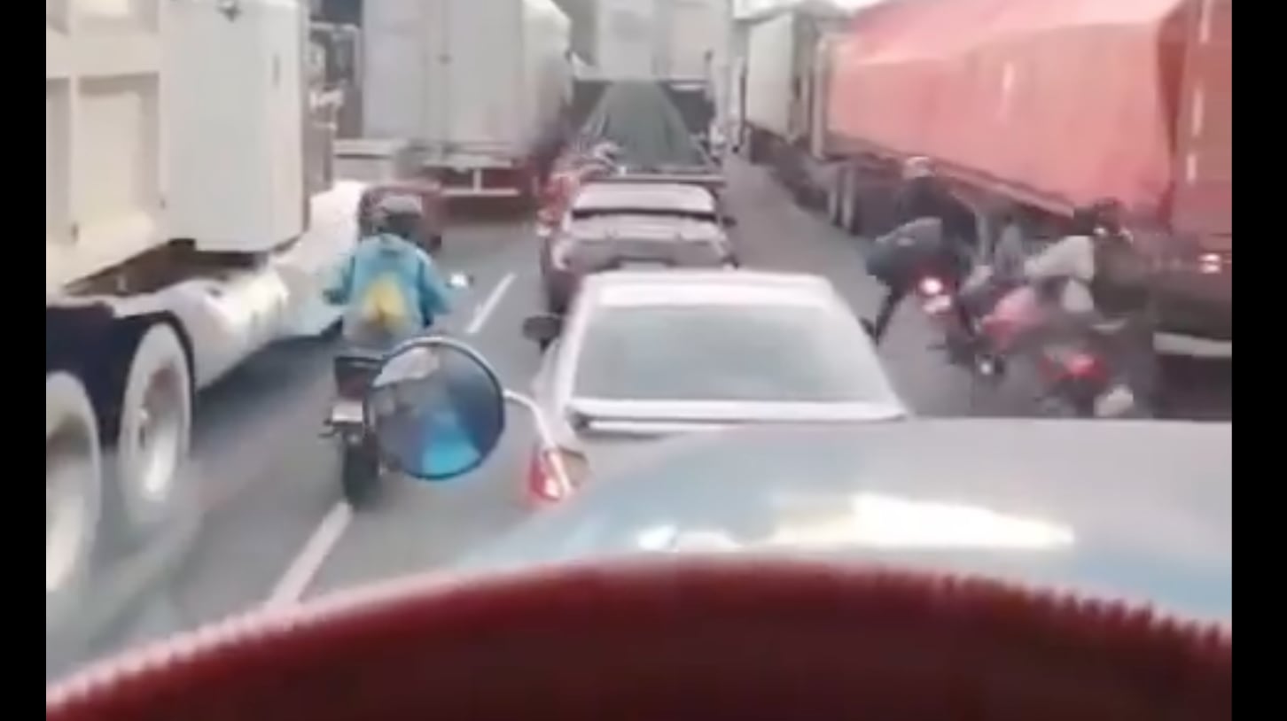 Impactante accidente entre motociclistas en el Anillo Periférico queda registrado en video