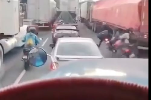 VIDEO. Motoristas iban entre carriles y chocan en el Periférico