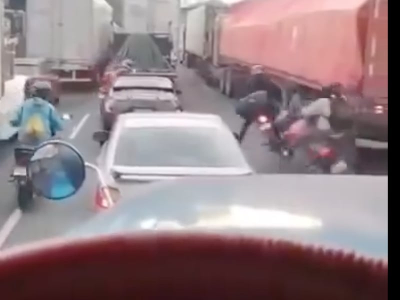 VIDEO. Motoristas iban entre carriles y chocan en el Periférico