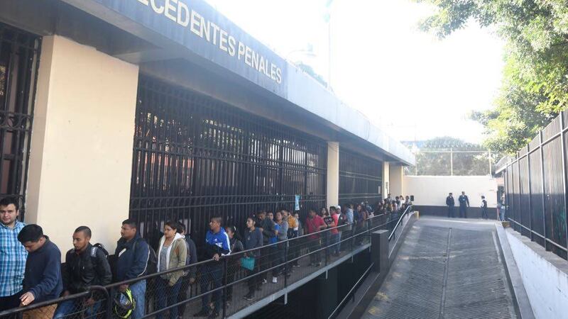 Alta afluencia de personas para tramitar carencias de antecedentes en primeros días de enero