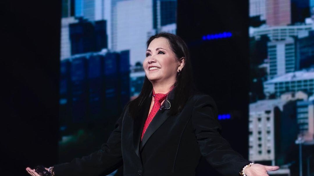 La cantante da una muestra de humildad al llegar a México.