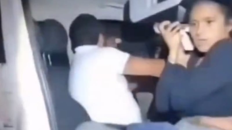 VIDEO. Pareja dentro de un vehículo protagoniza escándalo en la Antigua Guatemala y la PMT responde