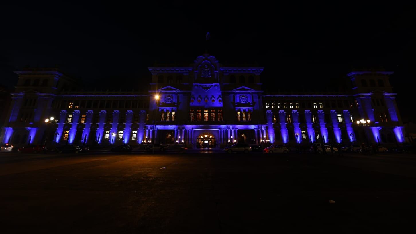 El Palacio Nacional se iluminó de azul. Foto: DCA