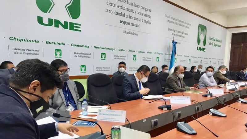 Nueva denuncia por cobro de bonos por personas en el extranjero