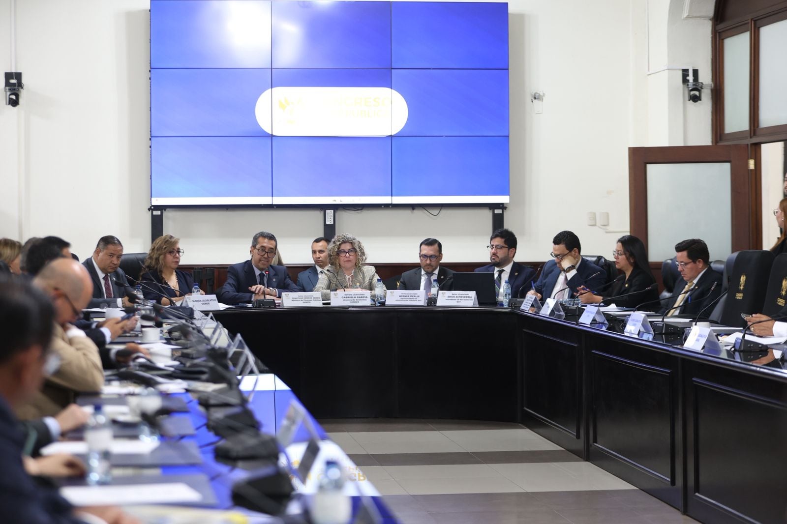 Gobierno propone subsidio de Q1,300 millones para frenar alza de combustibles