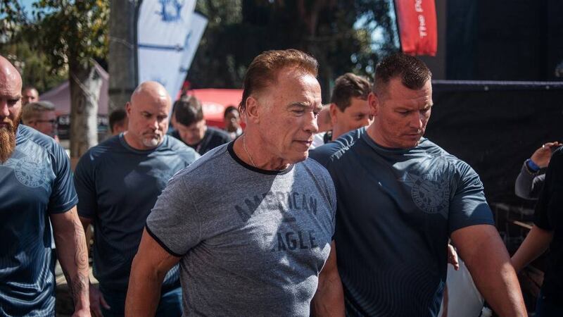 VIDEO. Arnold Schwarzenegger es atacado brutalmente por la espalda