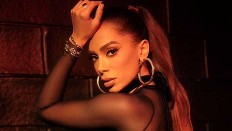 Anitta deja al descubierto sin censura uno de sus senos en los VMAs