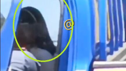 El romántico momento en el que captan a un agente de la PNC