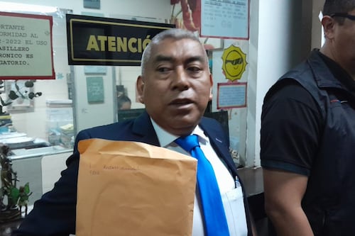 Con guardaespaldas y sin responder: así salió Curruchiche de la audiencia de medidas solicitadas por Arévalo