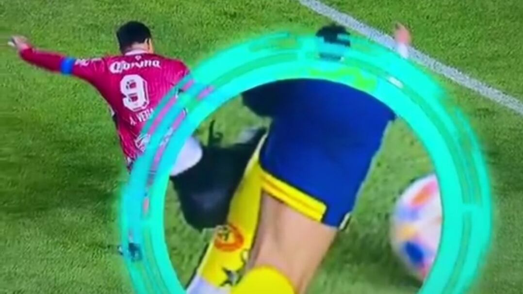 Acción del juego de América vs Toluca final del futbol mexicano.