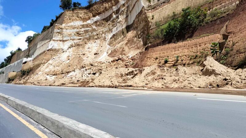 Tres carriles afectados por derrumbe en el Libramiento de Chimaltenango