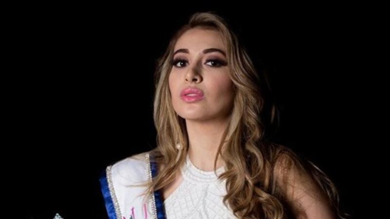 Miss Guatemala presume foto de exposición de dinosaurios en Tailandia