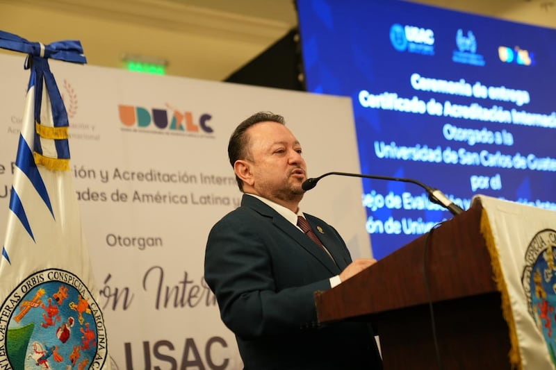 Rector Walter Mazariegos.