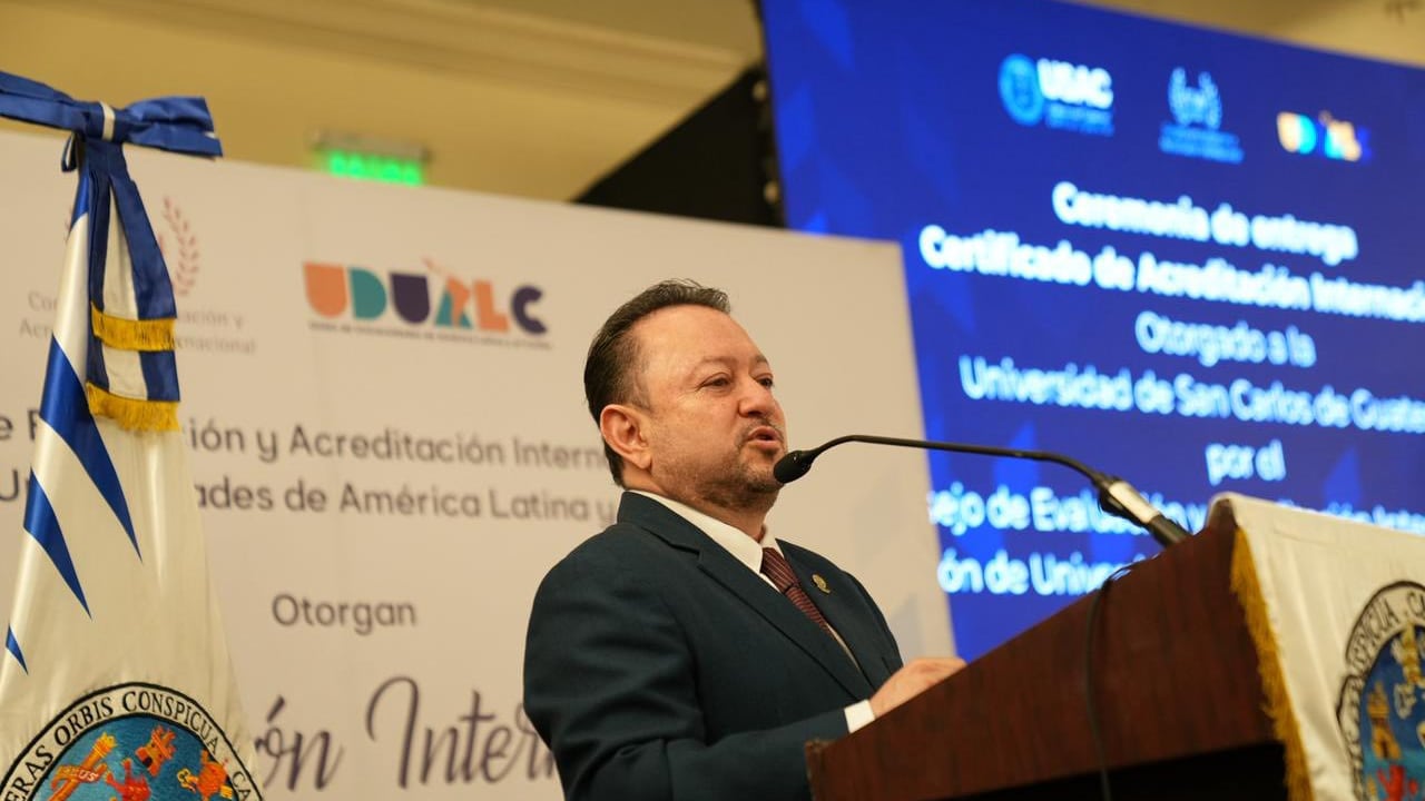 Rector Walter Mazariegos.