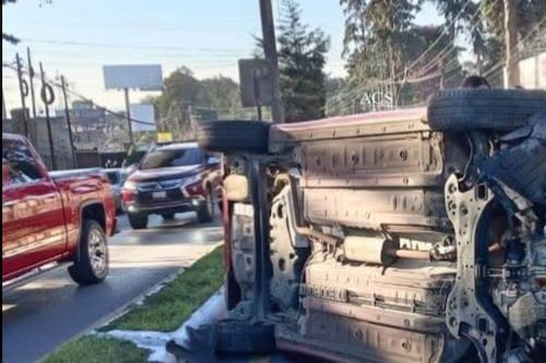 Vehículo volcado en el Km. 15 de CAES genera complicaciones en el tránsito hacia la Ciudad