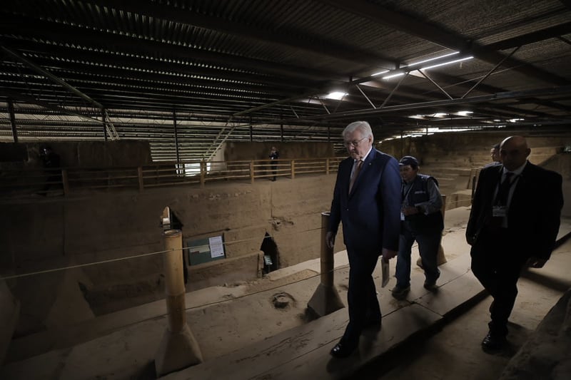 El presidente alemán Frank-Walter Steinmeier en el sitio arqueológico Kaminaljuyú.