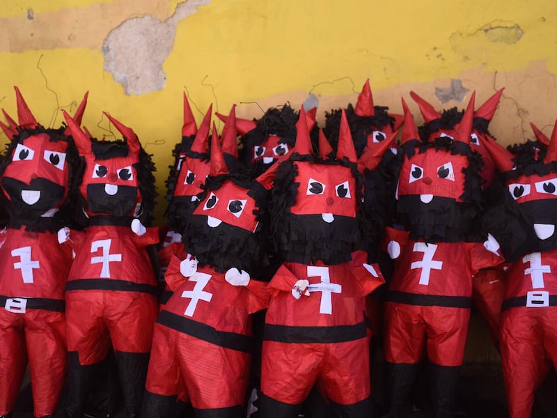 Piñatas abundan para la tradicional "quema del diablo"