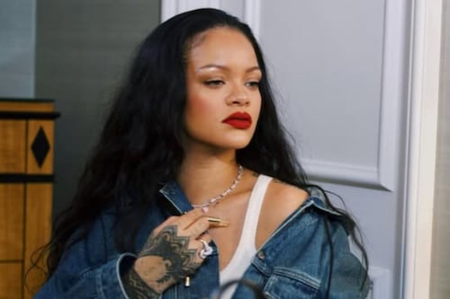 Rihanna presenta por primera vez a su hija Rocki