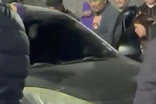 Increpan a conductor en San Bartolomé Becerra que quiso pasar en una alfombra procesional