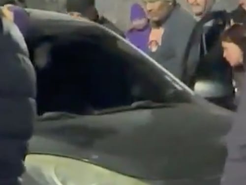 Increpan a conductor en San Bartolomé Becerra que quiso pasar en una alfombra procesional