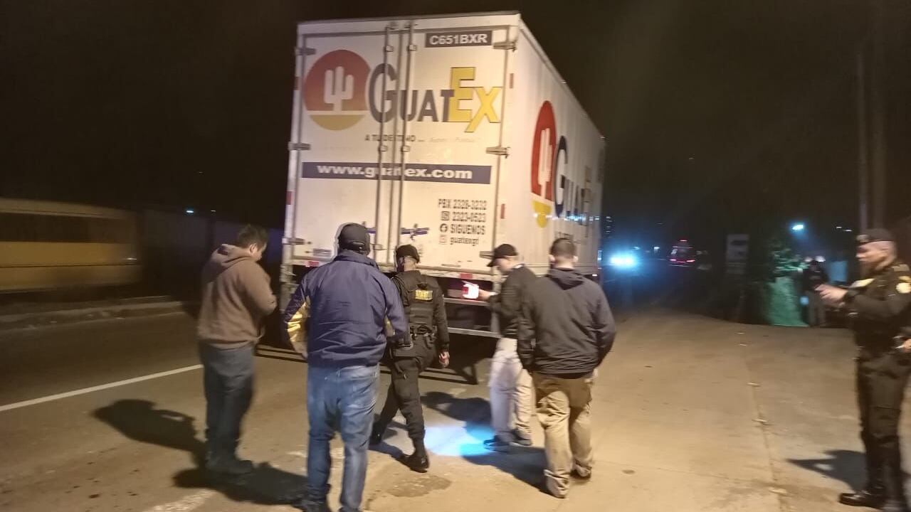 Verifican el precio de distribuidores de verduras.