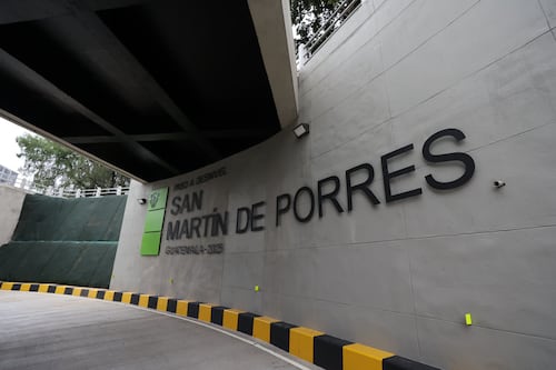 VIDEO. Así quedó la camioneta de lujo que dio varias vueltas y colisionó contra el paredón de un viaducto en zona 15