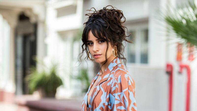 FOTOS. Critican los atributos de Camila Cabello en traje de baño transparente