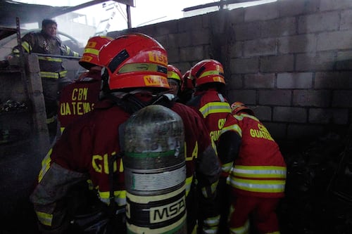 Voraz incendio consume vivienda en zona 1 y deja una persona fallecida