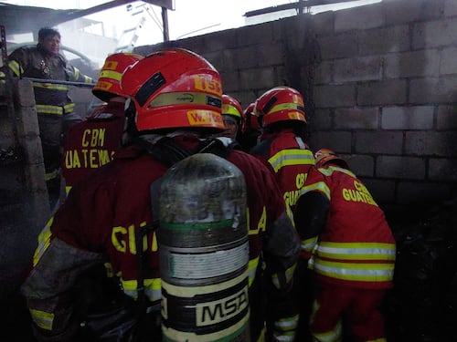 Voraz incendio consume vivienda en zona 1 y deja una persona fallecida