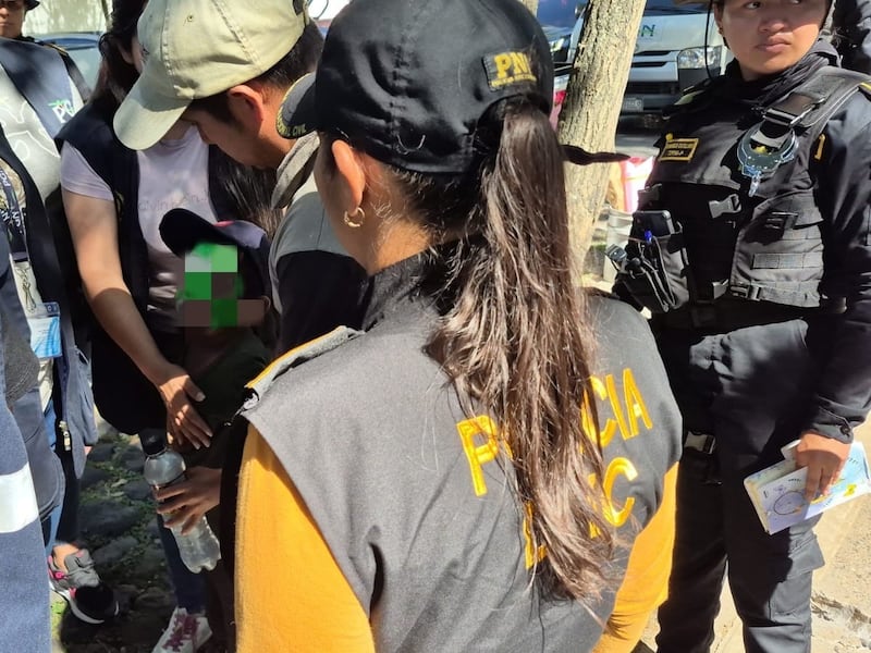 Rescatan a 10 menores explotados en semáforos de las zonas 9 y 10 de la capital