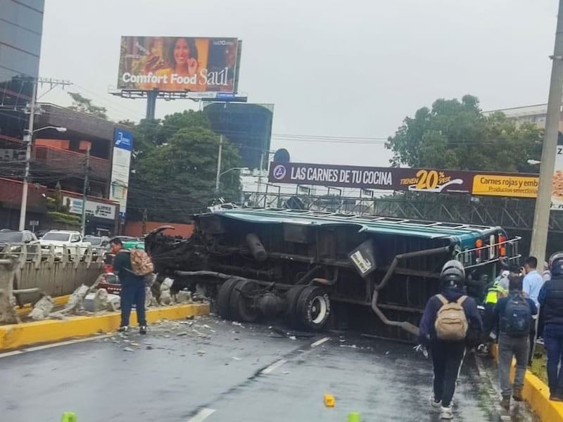 VIDEO. Violento accidente de bus extraurbano en bulevar Los Próceres