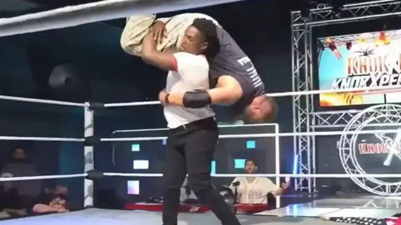 VIDEO. Pelea de lucha libre se sale de control tras brutal paliza del hijo de una leyenda de la UFC