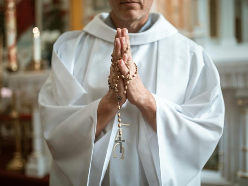 Sacerdote mexicano es arrestado por malversar fondos para ir a clubs nocturnos