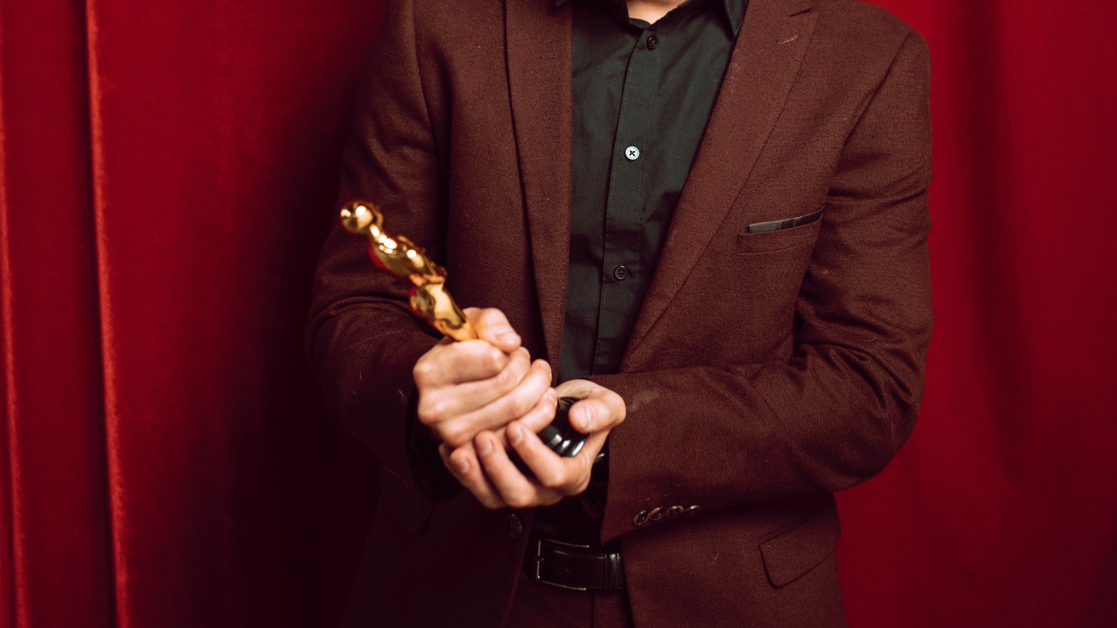 Premios Oscar: un beso sorpresa, un hombre desnudo y otros incómodos momentos de la premiación 