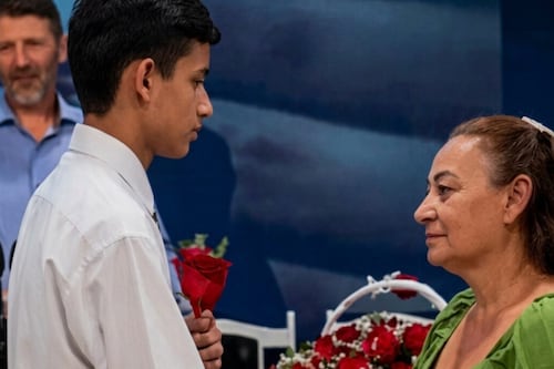 Pastora brasileña de 67 años se casa con joven de 18 años