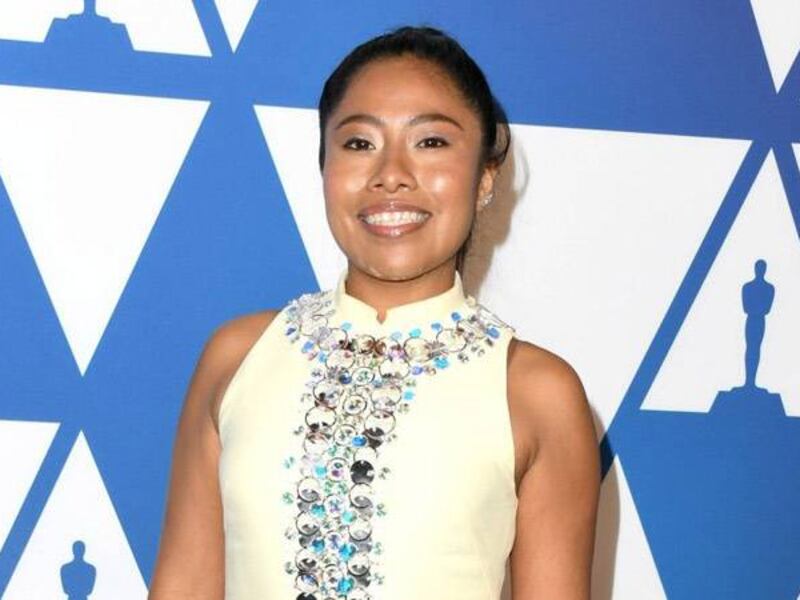 Critican a ilustrador que dibujó a Yalitza limpiando Óscar de Cuarón