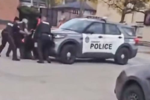 VIDEO. Policía olvida colocar freno de mano a su vehículo y termina atropellando a dos personas en Canadá
